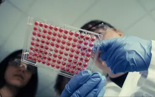Anthropic veut donner des mains à Claude avec un standard pour piloter le matériel réel