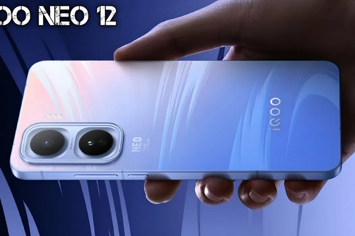 Vue rapprochée du dos bleu du smartphone iQOO Neo12 et de son module à deux capteurs